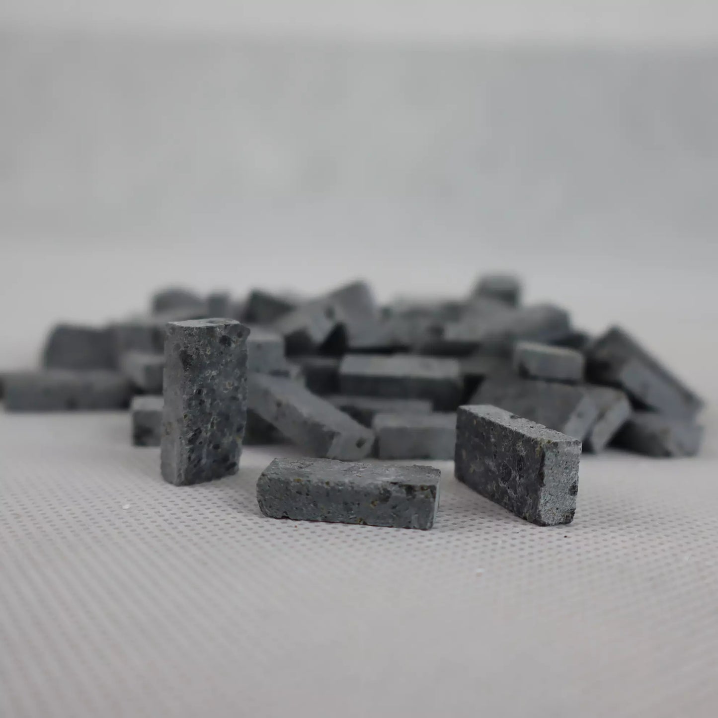 Mattoncino singolo di basolato in miniatura 2x1 cm. Perfetto per dettagli autentici nei presepi e scenografie artigianali.