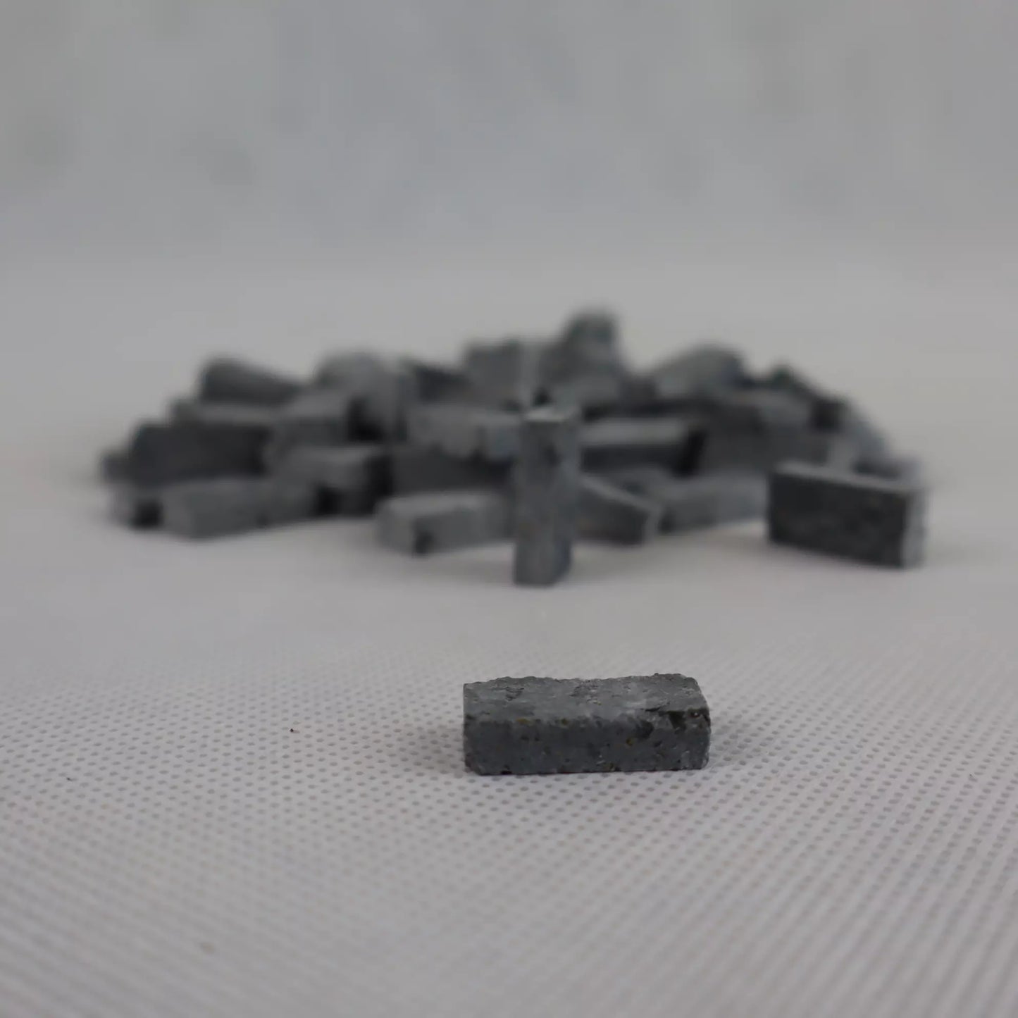 Basolato in pietra lavica 2x1 cm. Riproduzione fedele per creare strade e cortili realistici nei presepi artigianali.