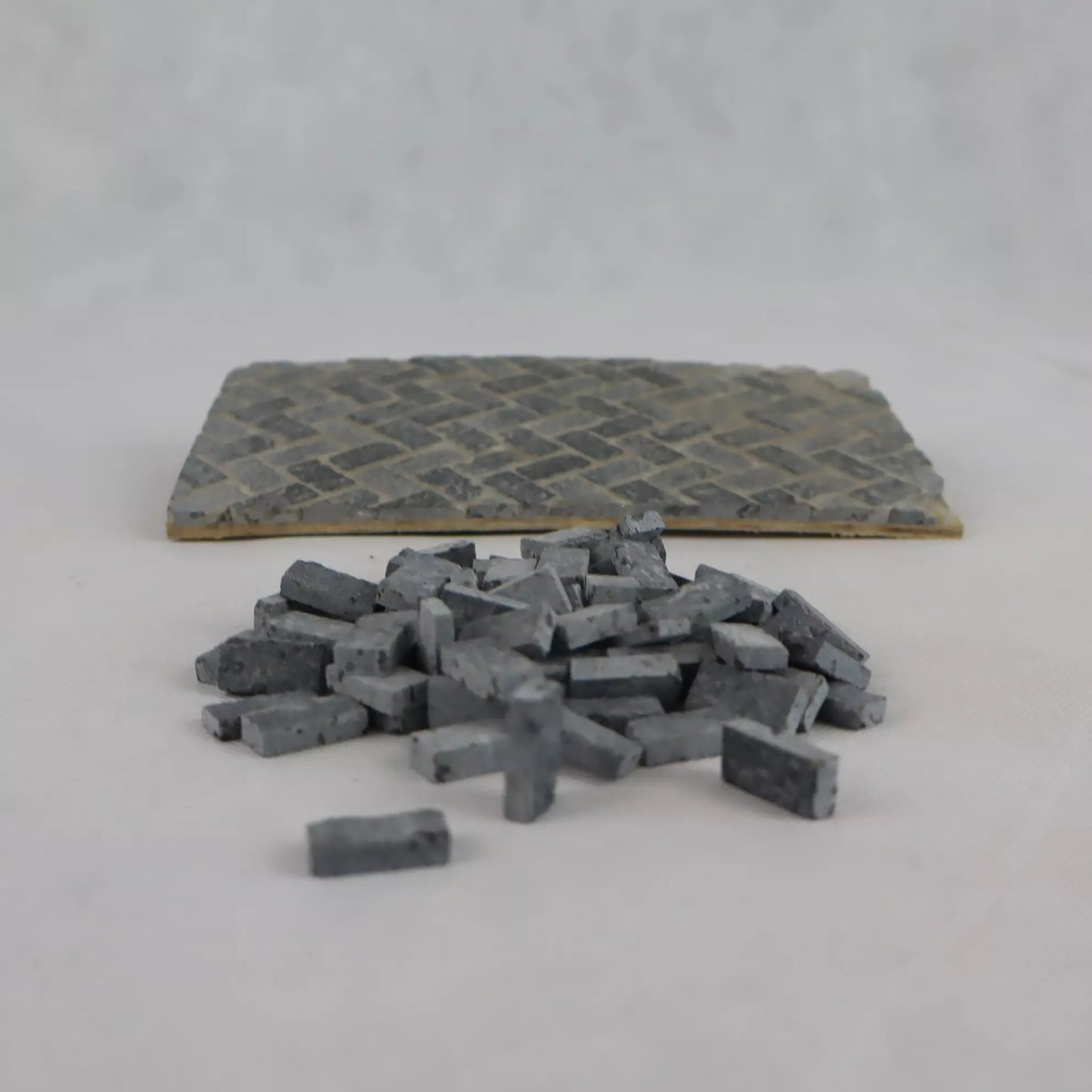 Pavimentazione con basolato in miniatura 2x1 cm. Blocchetti effetto pietra lavica per presepi e diorami.
