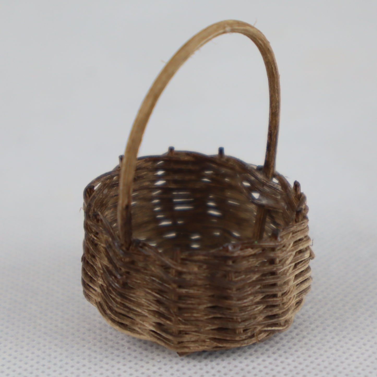 Cestino in miniatura realizzato a mano in paglia naturale, con diametro di circa 4 cm.