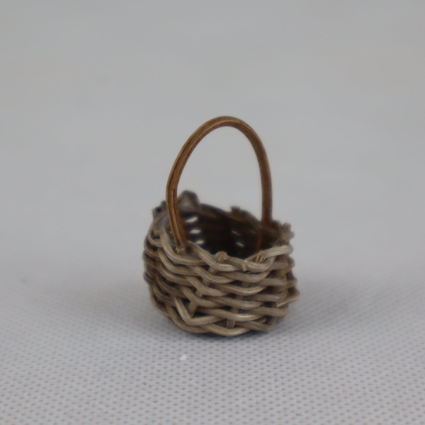 Cestino in miniatura intrecciato a mano in paglia naturale, con diametro di circa 2,5 cm.