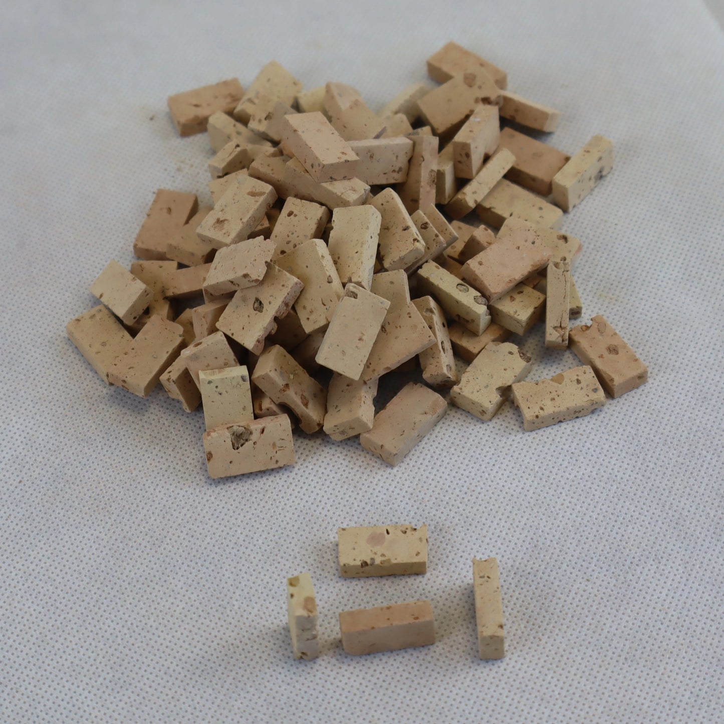 Cotto antico in miniatura per presepi. Blocchetti 2x1 cm spessore 8 mm dal realismo unico per scenografie autentiche.