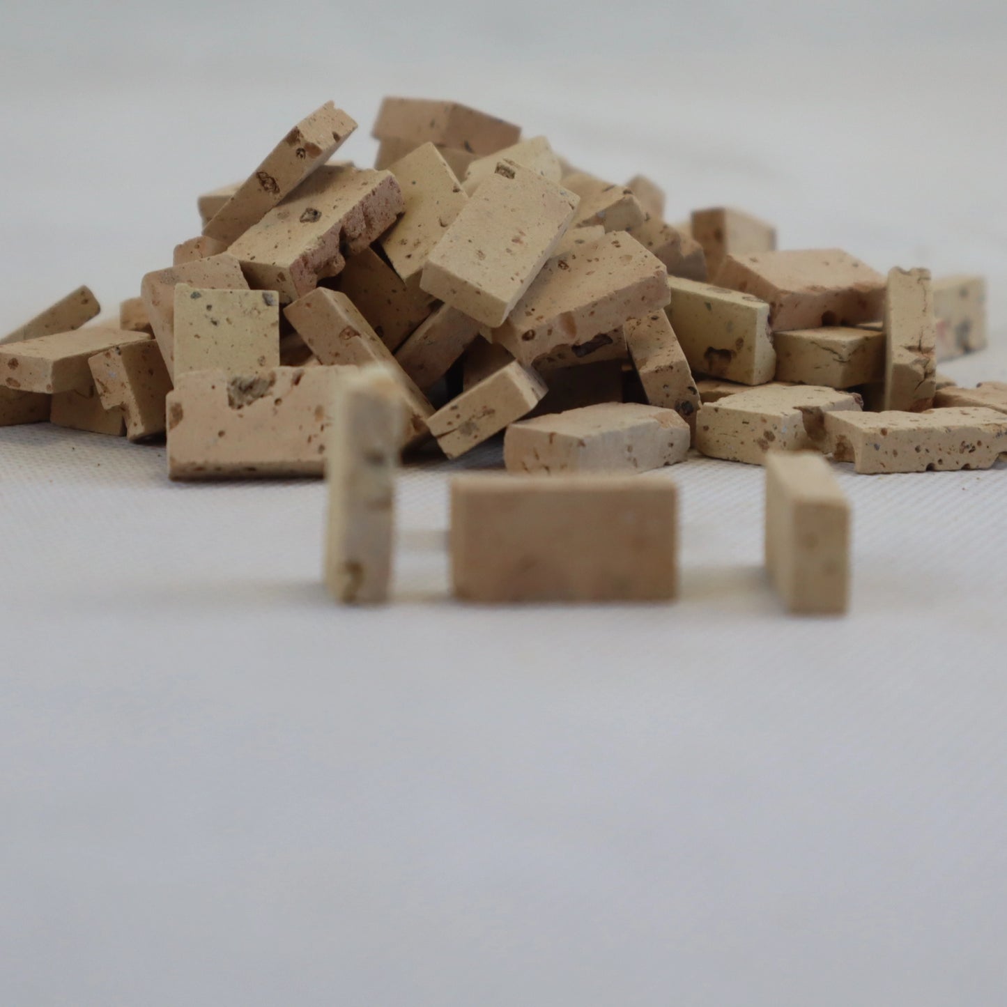 Mattoncini di cotto 2x1 cm sp. 8 mm. Perfetti per ricreare costruzioni storiche, cortili e pareti nei presepi tradizionali.