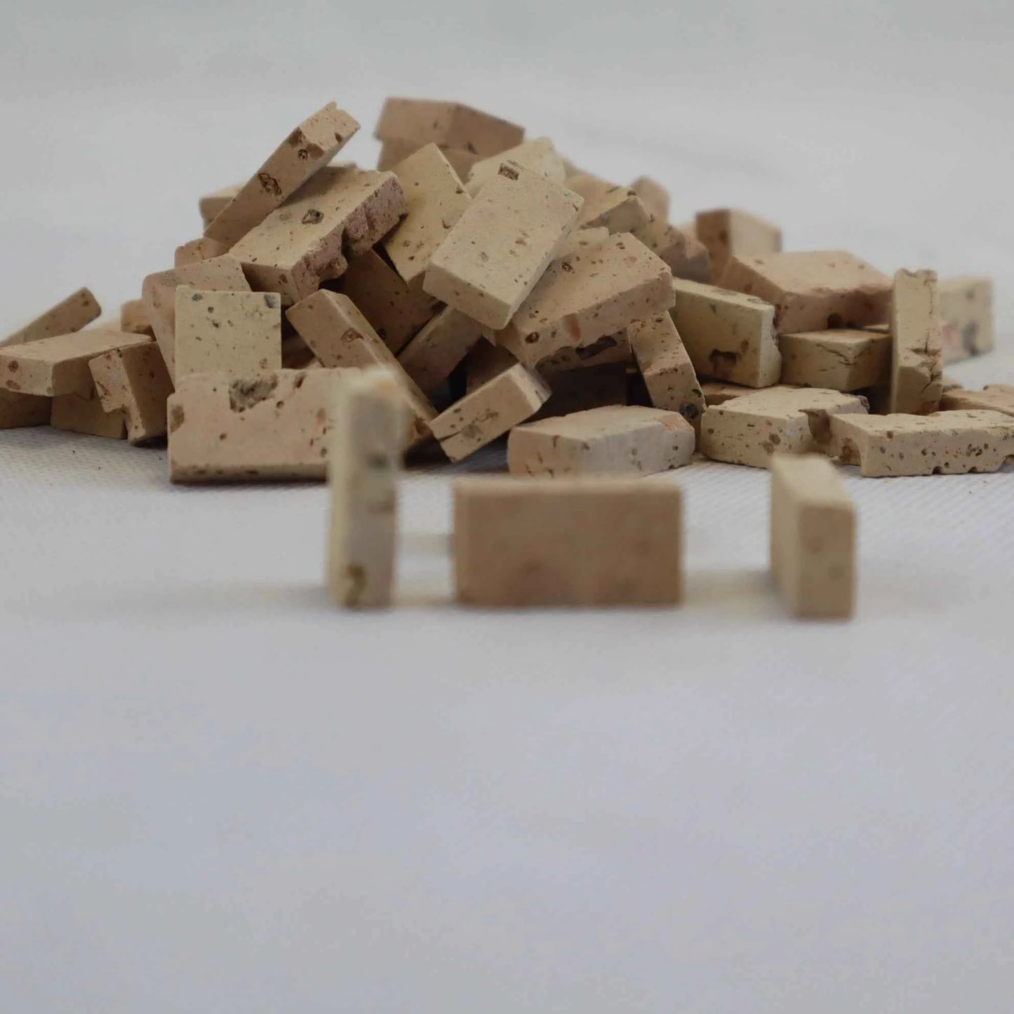 Mucchietto con vista da lontano di Cubetti in Cotto Antico 2x2 cm per Diorami e Presepi - Cubetti in Cotto per Diorami di Alta Qualità