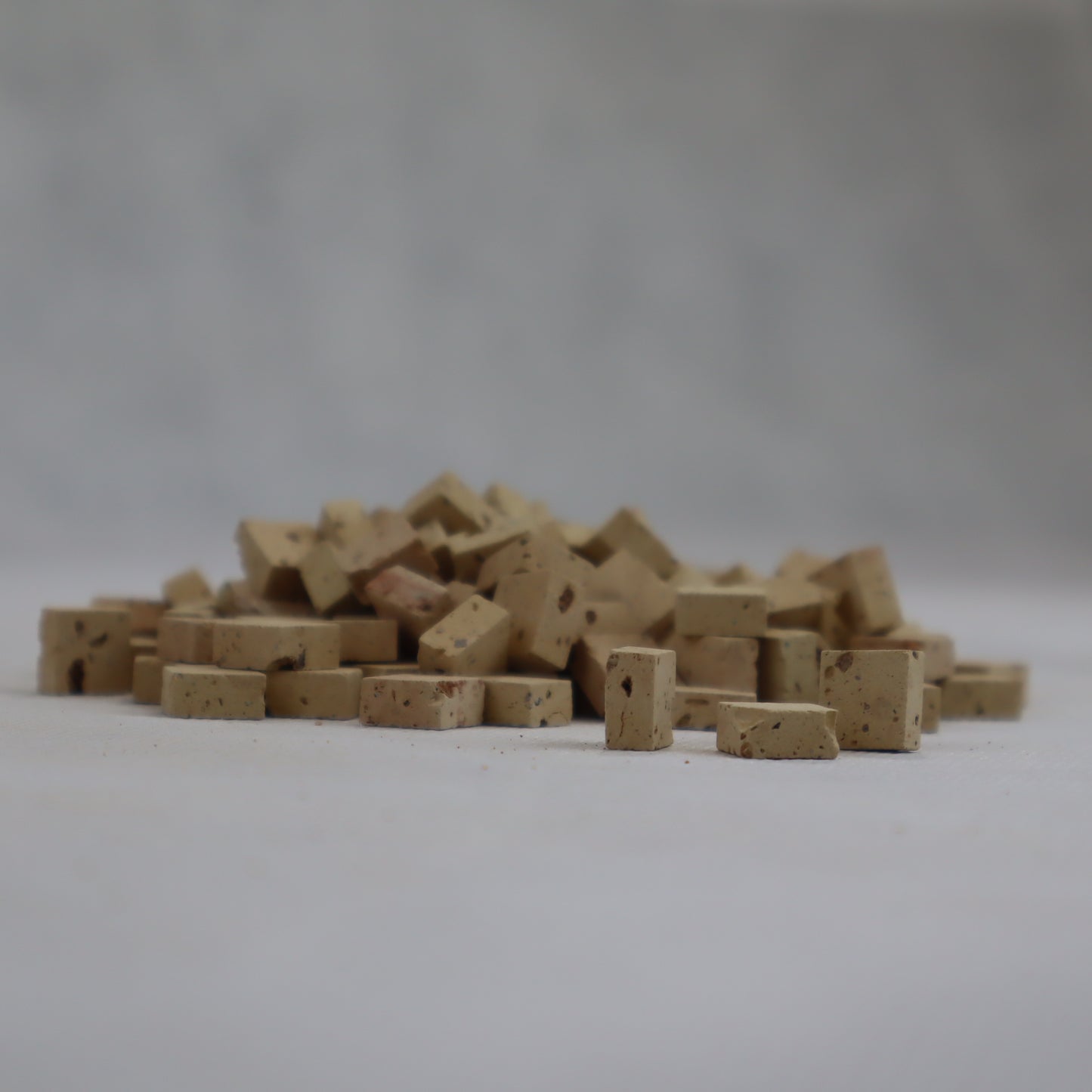 Mucchietto di cubetti in cotto antico 1x1 cm. grezzi