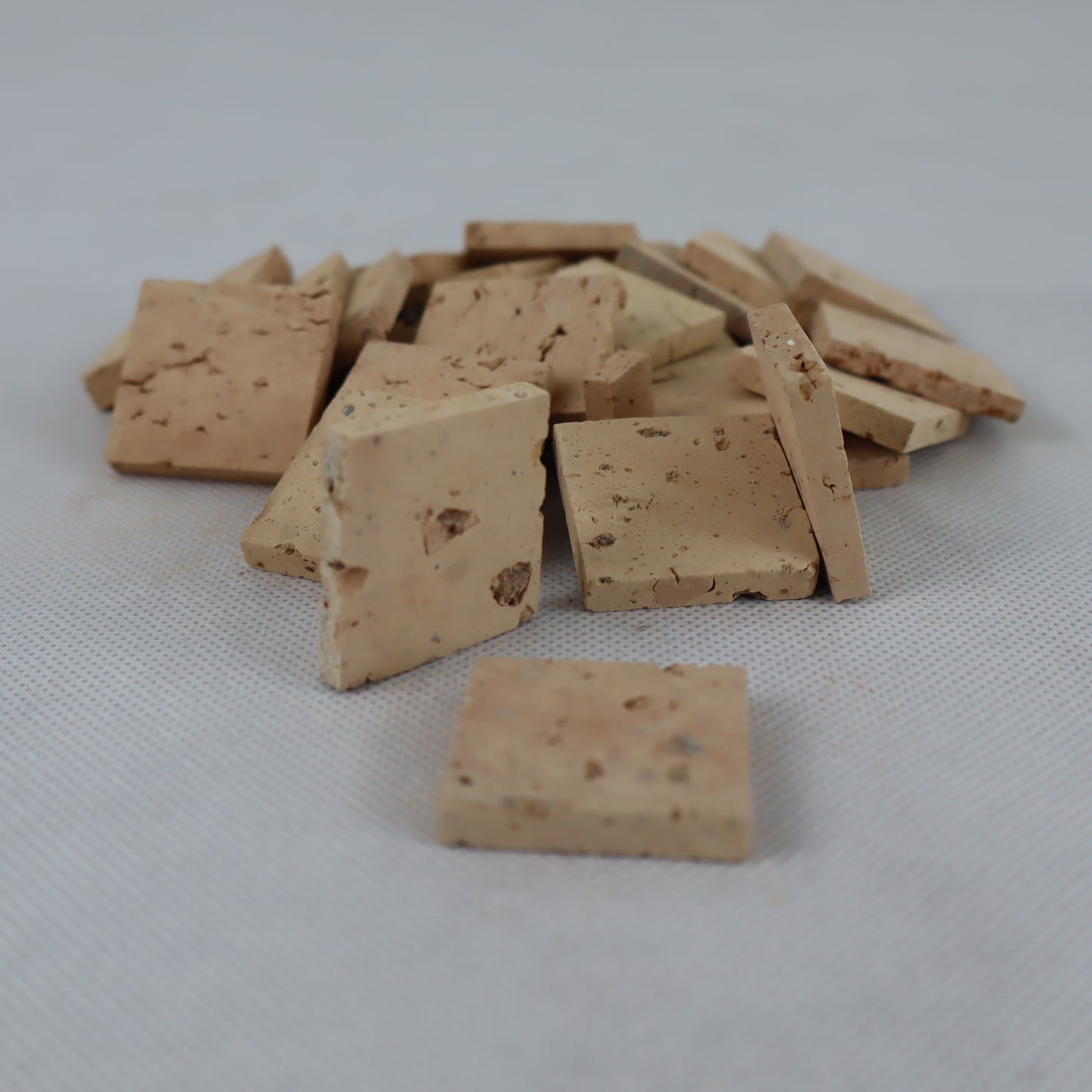 Mucchietto di Cubetti in cotto antico artigianale , con dimensioni di circa 3×3 cm e spessore variabile tra 4 e 5 mm , perfetti per pavimentazioni, selciati o rivestimenti realistici in presepi, diorami e plastici architettonici.