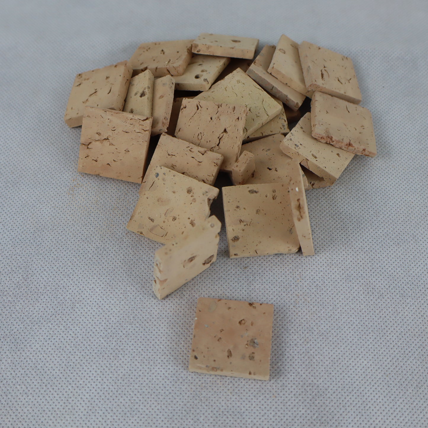 Cubetti in cotto antico artigianale , con dimensioni di circa 3×3 cm e spessore variabile tra 4 e 5 mm , perfetti per pavimentazioni, selciati o rivestimenti realistici in presepi, diorami e plastici architettonici.
