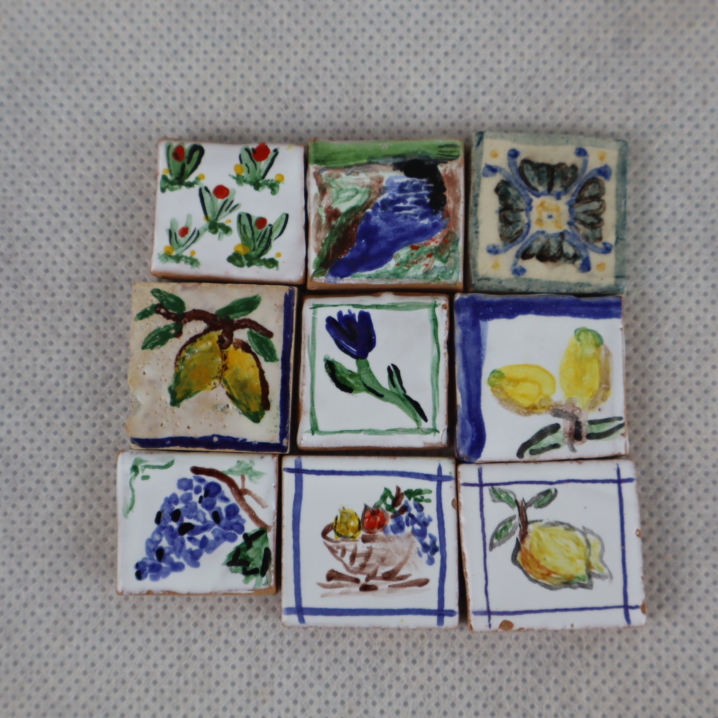 N. 9 Piastrelle in miniatura 2×2 cm , interamente decorate a mano , ideali per arricchire pavimentazioni, rivestimenti o dettagli artistici in presepi, diorami, case di bambola e plastici architettonici .