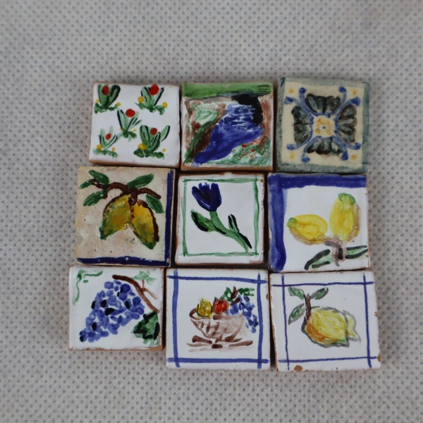 Piastrelle in miniatura 2x2 cm dipinte a mano vista dall'alto