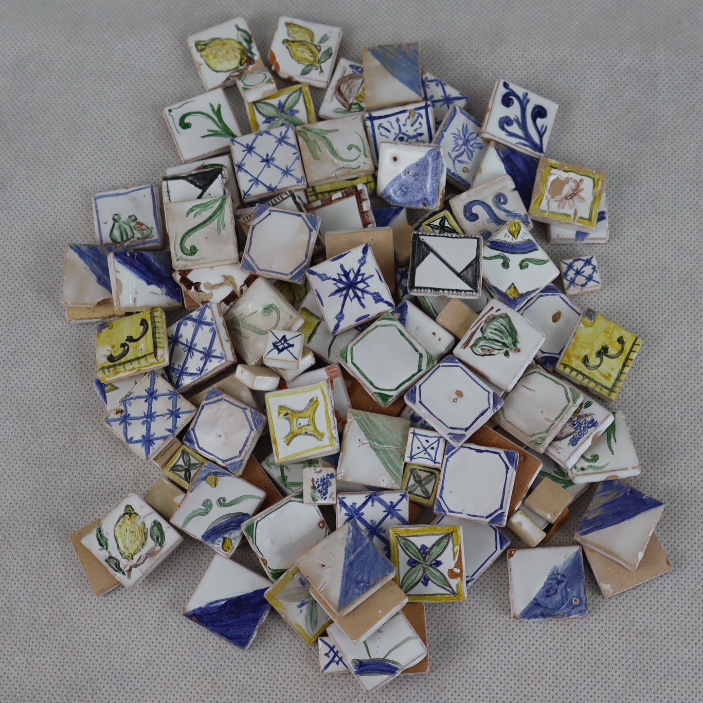 Mucchietto di pregiate piastrelle in miniatura 2×2 cm , interamente decorate a mano , ideali per arricchire pavimentazioni, rivestimenti o dettagli artistici in presepi, diorami, case di bambola e plastici architettonici .