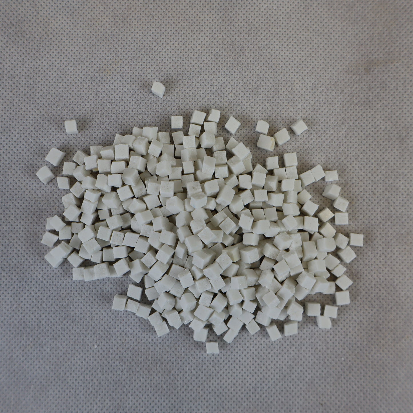 Mucchietto di sanpietrini bianchi dimensioni 4x4 mm.