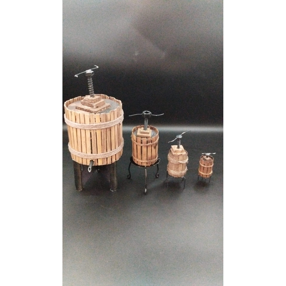 Dettaglio set di 4 torchio in miniatura con struttura in legno e vite in metallo