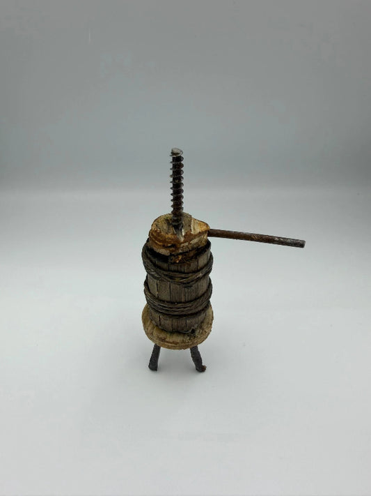Torchio artigianale in miniatura in legno vista frontale