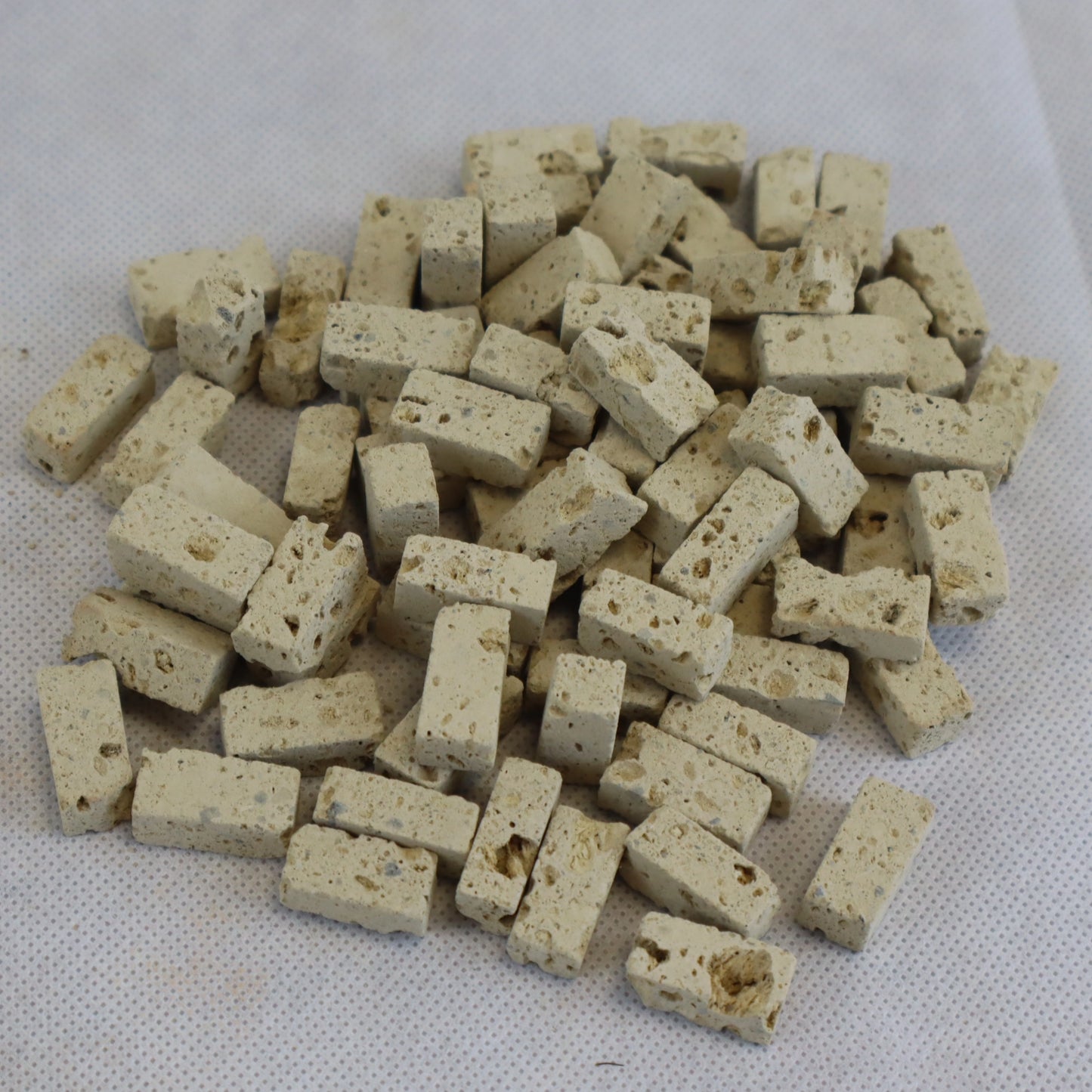 Blocchetti di tufo in miniatura 2x1 cm sp. 8 mm per presepi e diorami. Ideali per muri e costruzioni realistiche in scala.