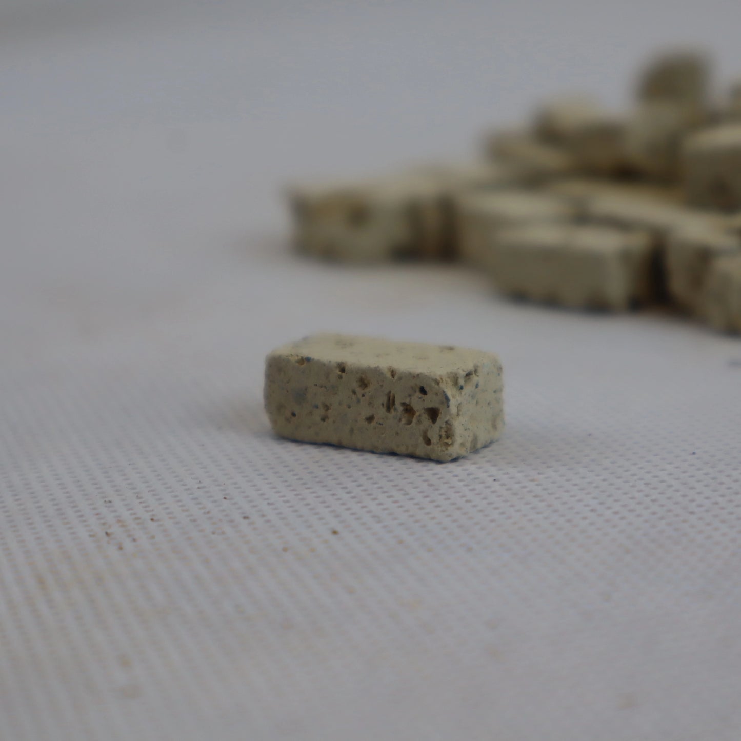Mattoncini di tufo per presepi artigianali. Dimensioni 2x1 cm, spessore 8 mm. Realismo autentico per scenografie uniche.