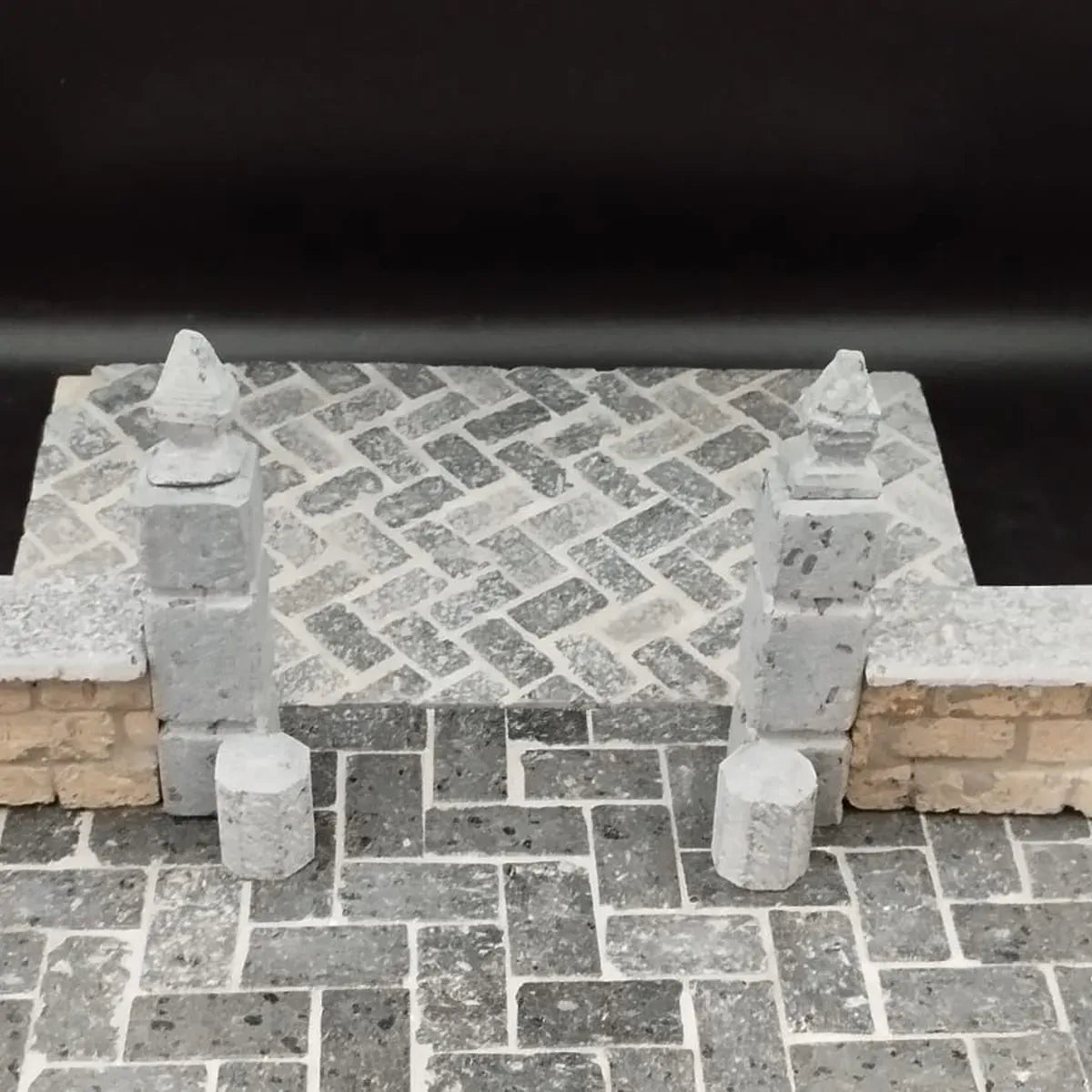 set di pilastri in miniatura con pigne e piloni romani in pietra lavica