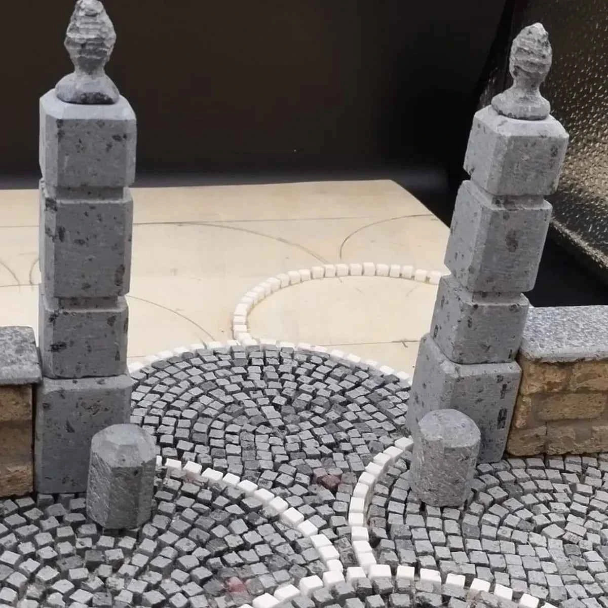 Piloni d’Ingresso in Pietra Lavica – Set per Diorami e Presepi