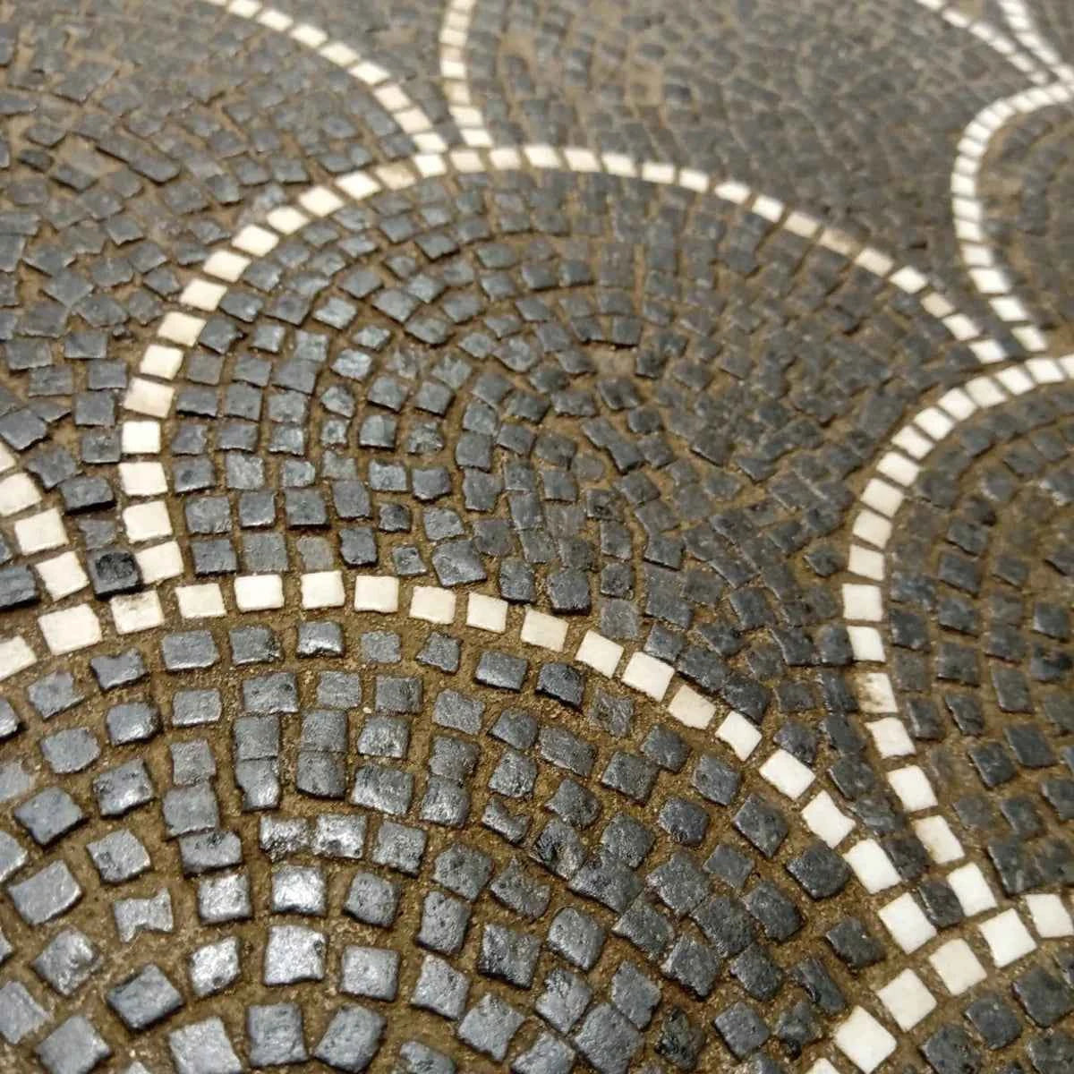 Sanpietrini in Pietra Lavica 4x4 mm per Creazioni Eleganti e Resilienti vista di una strada in miniatura