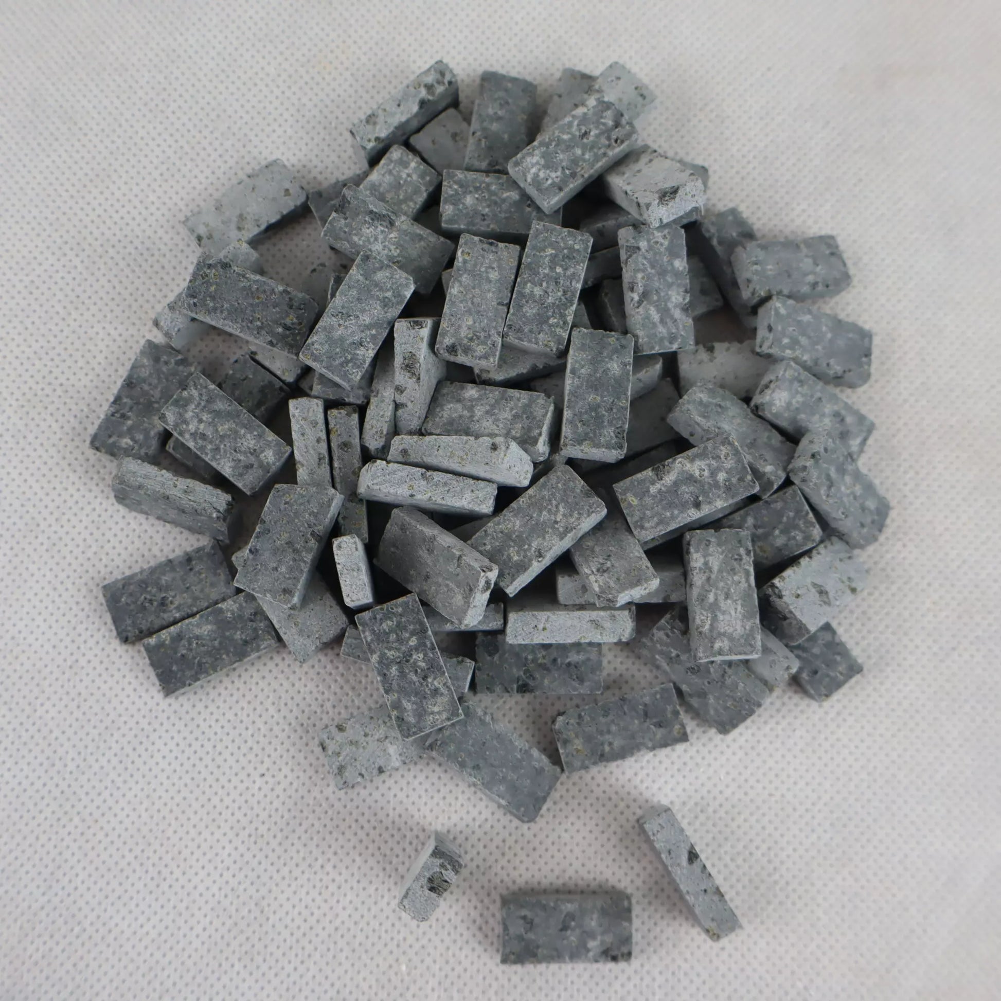 Blocchetti di basolato 2x1 cm sp. 4-5 mm. Realismo unico per stradine e piazze nei presepi e modellismo.