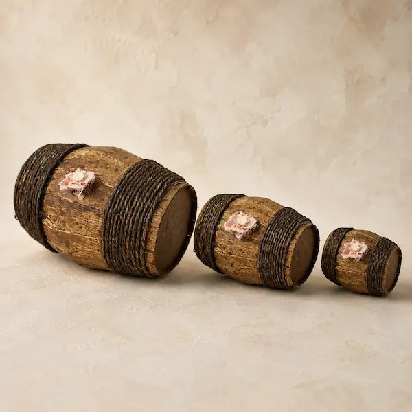 Tre botti in legno in miniatura
