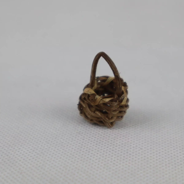 Cestino artigianale in miniatura in paglia naturale dettaglio intreccio