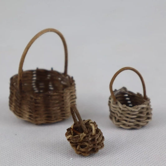Cestino artigianale in miniatura in paglia naturale in diverse misure