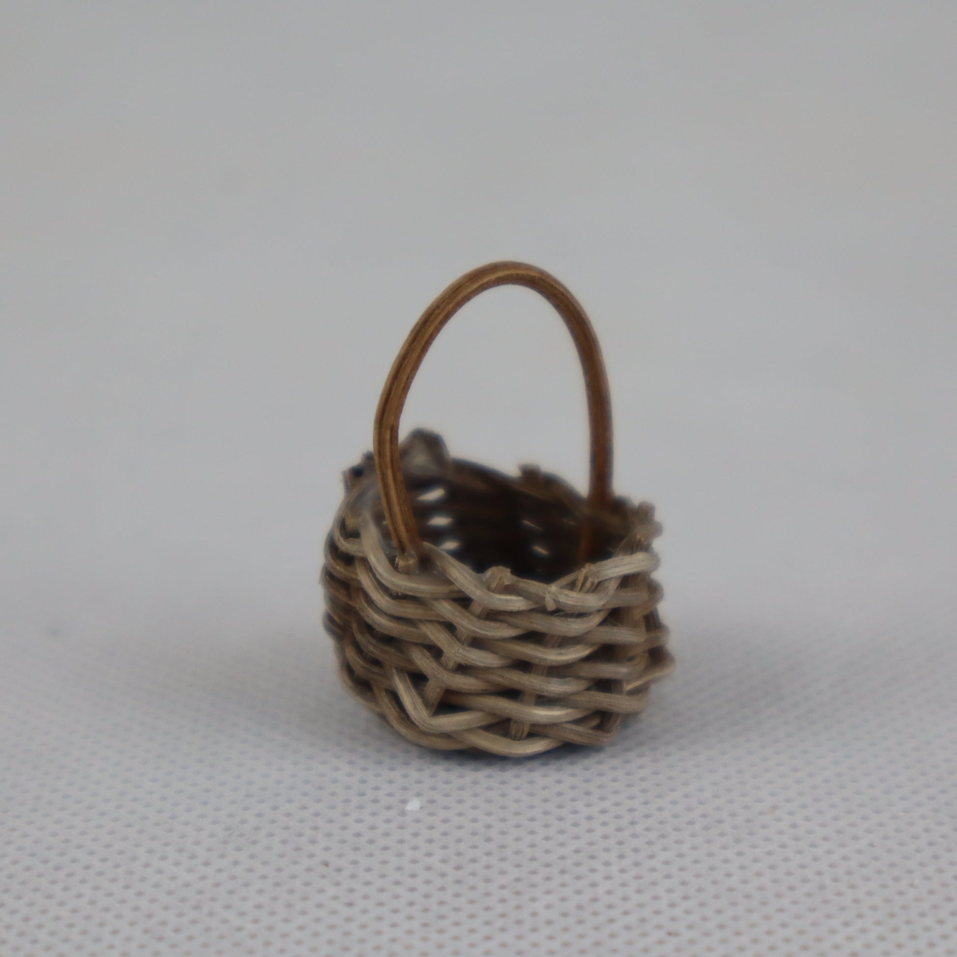 Cestino in miniatura intrecciato a mano in paglia naturale, con diametro di circa 2,5 cm.