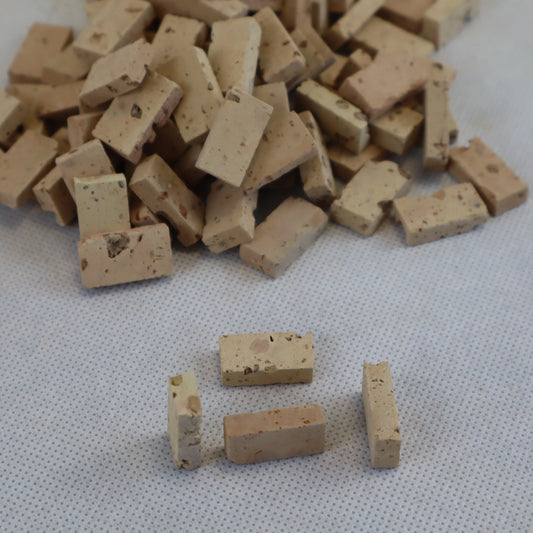 Blocchetti di cotto antico in miniatura 2x1 cm sp. 8 mm. Ideali per muri, archi e pavimentazioni nei presepi e diorami artigianali.