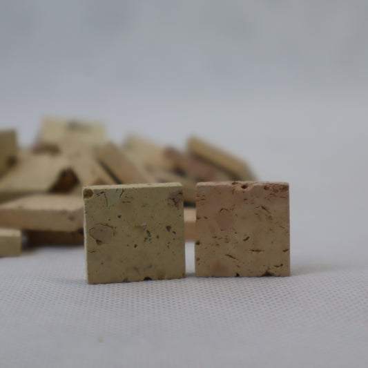 Cubetti in cotto antico artigianale , con dimensioni di circa 2×2 cm e spessore variabile tra 4 e 5 mm