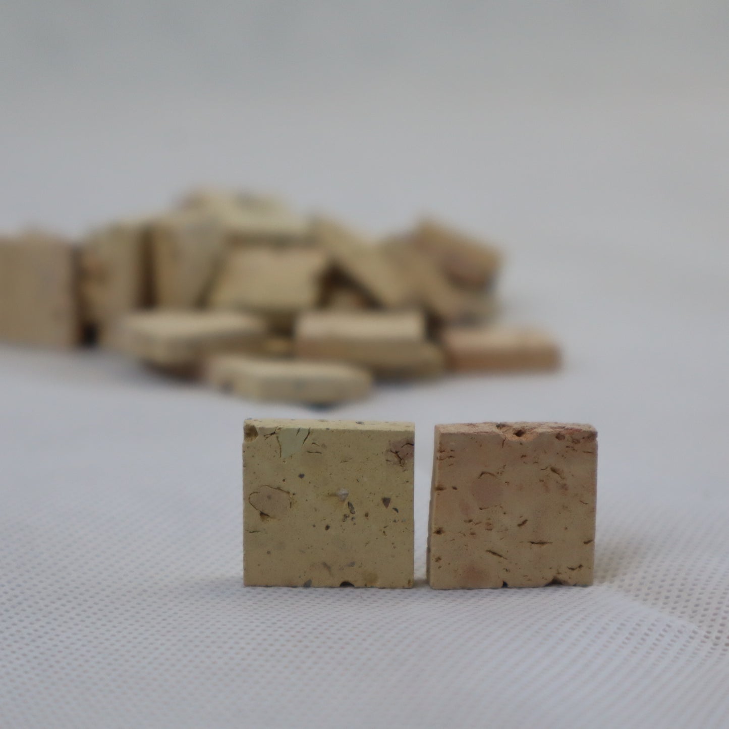 Cubetti in cotto antico artigianale , con dimensioni di circa 2×2 cm e spessore variabile tra 4 e 5 mm