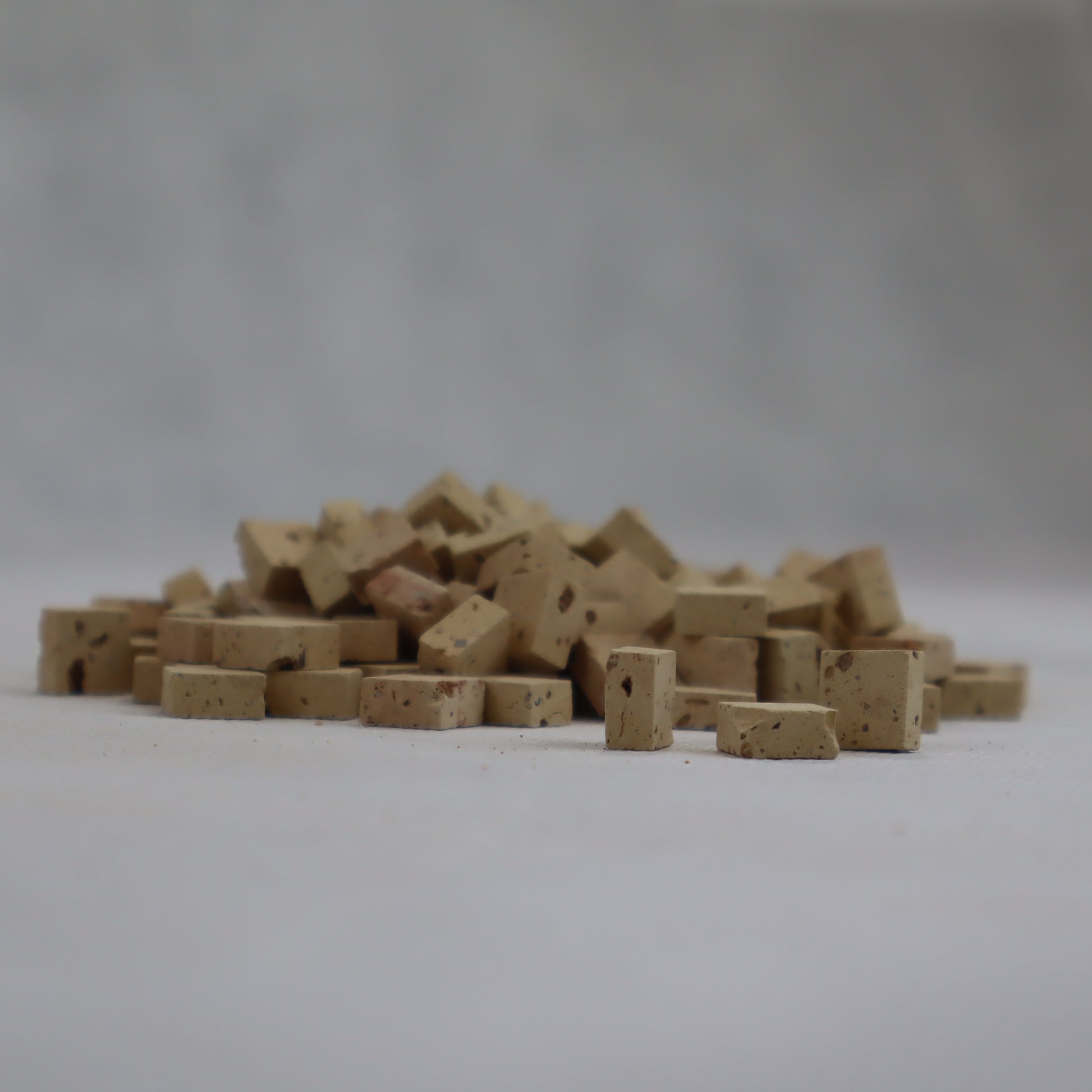Mucchietto di cubetti in cotto antico 1x1 cm. grezzi