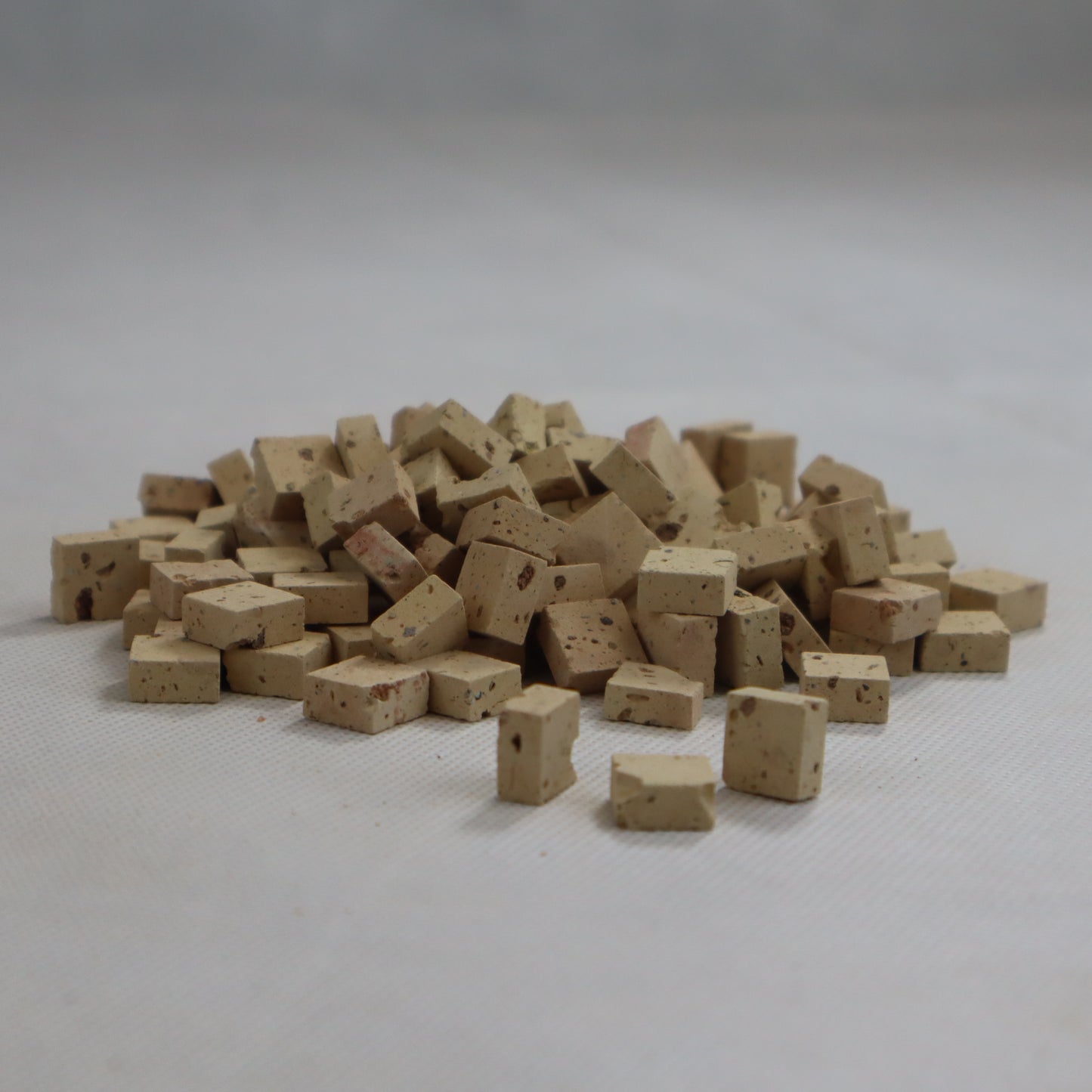 Mucchietto di cubetti in cotto antico 1x1 cm. grezzi
