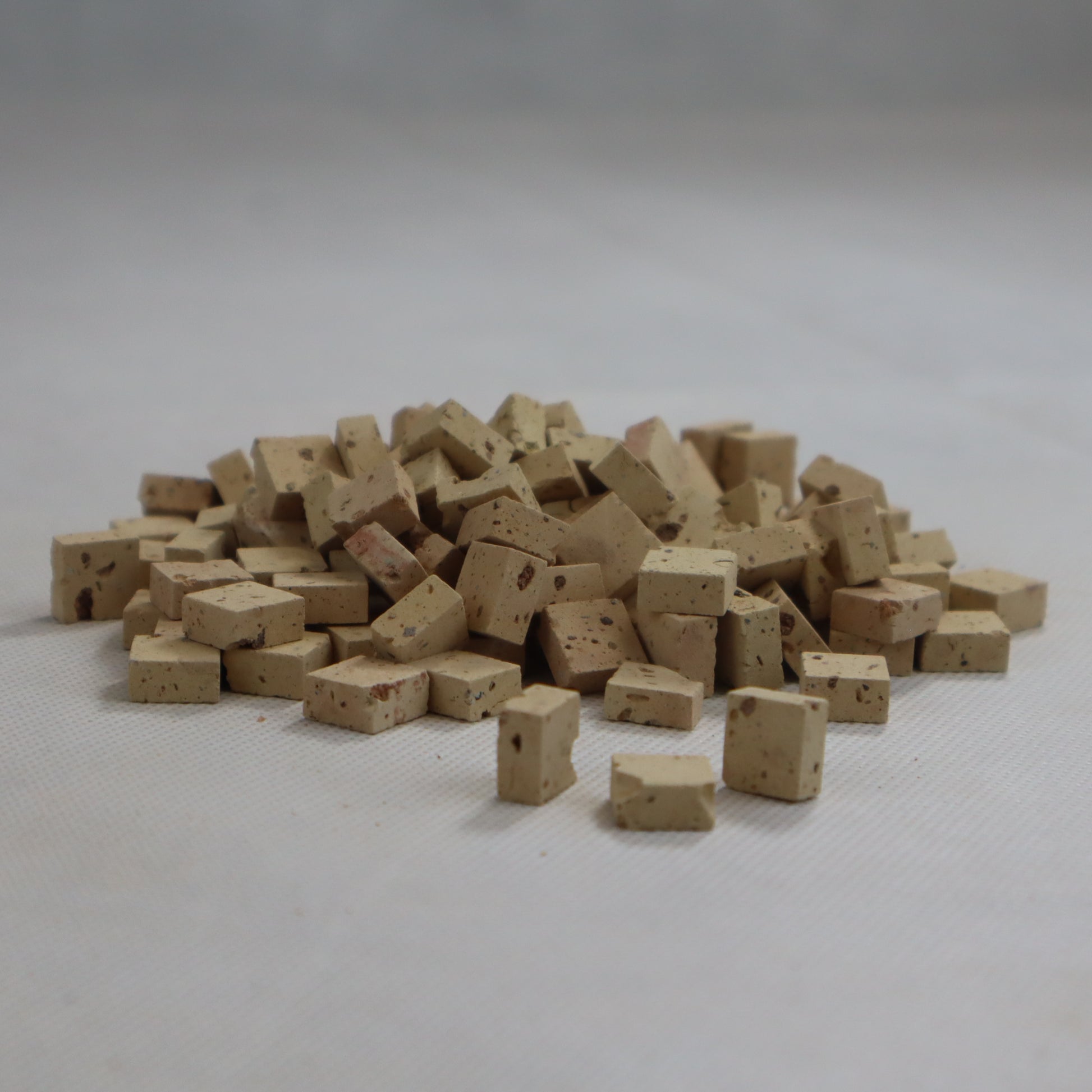 Mucchietto di cubetti in cotto antico 1x1 cm. grezzi