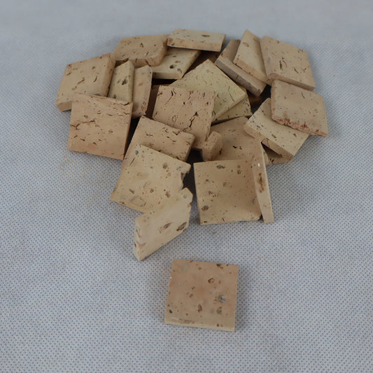 Cubetti in cotto antico artigianale , con dimensioni di circa 3×3 cm e spessore variabile tra 4 e 5 mm , perfetti per pavimentazioni, selciati o rivestimenti realistici in presepi, diorami e plastici architettonici.