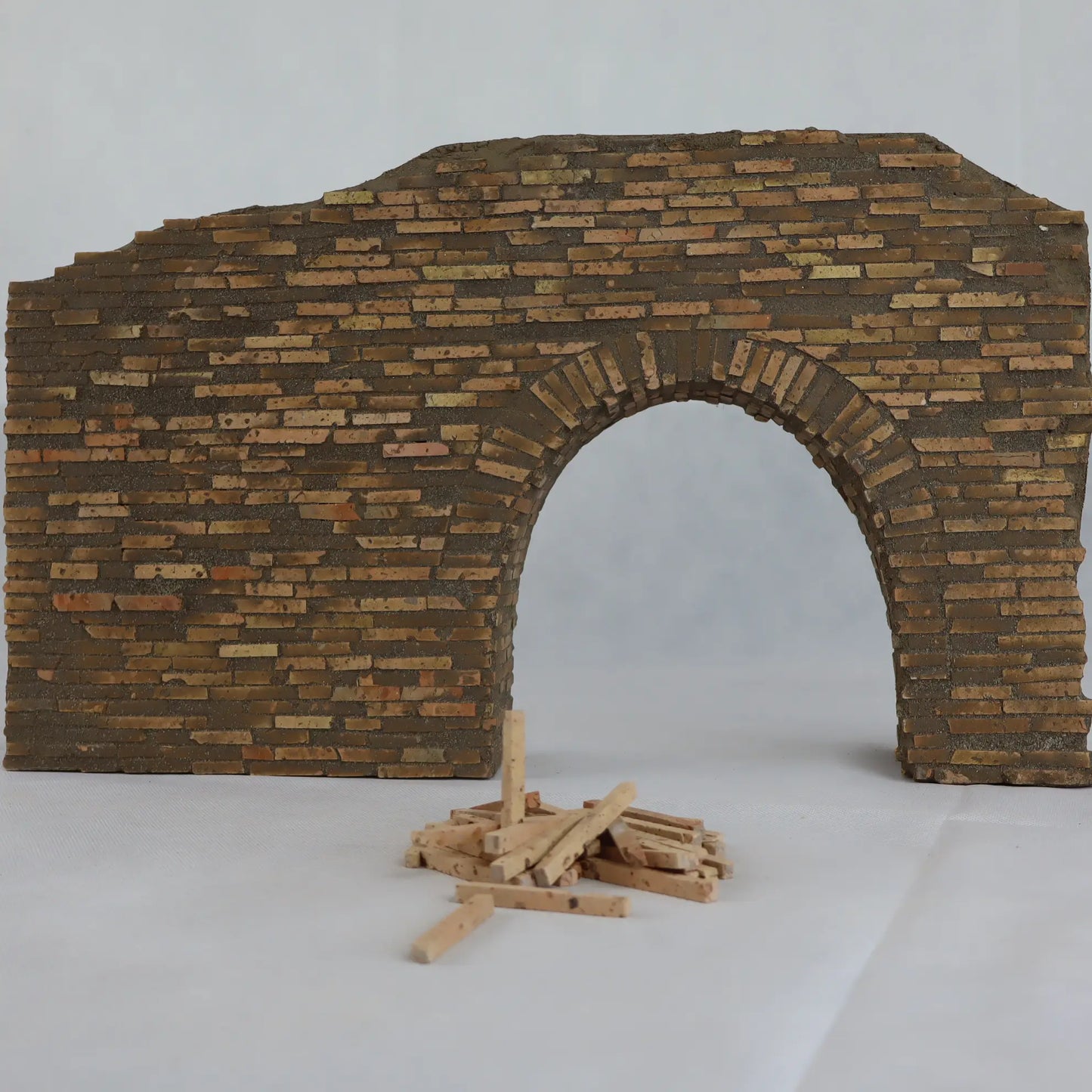 Cotto antico in miniatura per presepi. Mattoncini rettangolari resistenti e facili da posare per costruzioni realistiche.