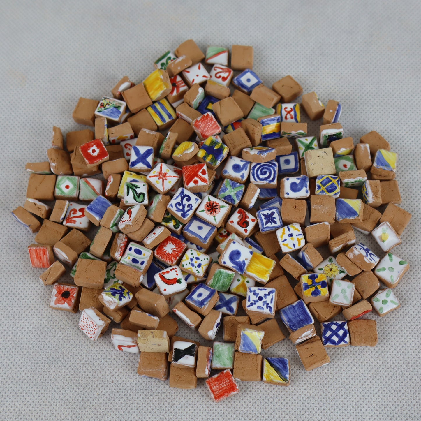 Eleganti piastrelle in miniatura 1×1 cm , interamente decorate a mano e realizzate in collaborazione con am.sculturanapoletana del Maestro Alfredo Marino , noto artigiano e scultore della tradizione presepiale napoletana.
Ogni pezzo è unico e curato nei dettagli, con motivi ornamentali in stile classico o mediterraneo , ideale per decorare corti interne, pavimentazioni, cucine, facciate e spazi scenografici in presepi, plastici e case di bambole.
Le dimensioni ridotte consentono un uso versatile anche su su