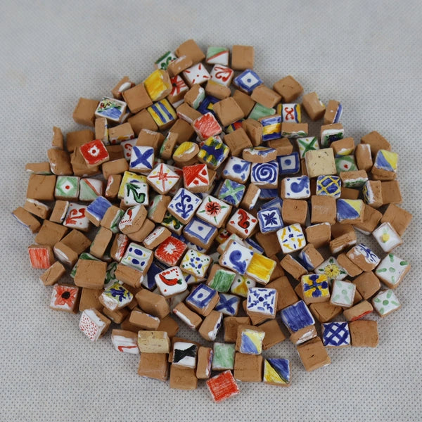 Dettaglio piastrelle in miniatura 1x1 cm dipinte a mano