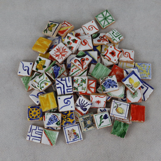 Mucchietti di pregiate piastrelle in miniatura 2×2 cm , interamente decorate a mano , ideali per arricchire pavimentazioni, rivestimenti o dettagli artistici in presepi, diorami, case di bambola e plastici architettonici .