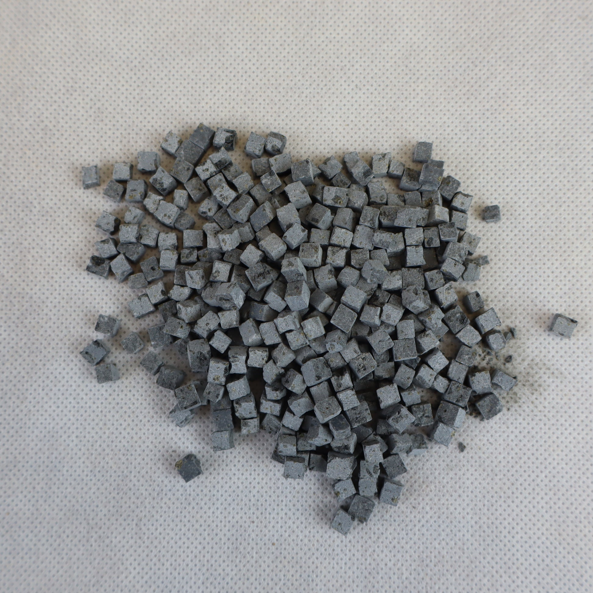 Mucchietto di sanpietrini scuri dimensioni 4x4 mm.