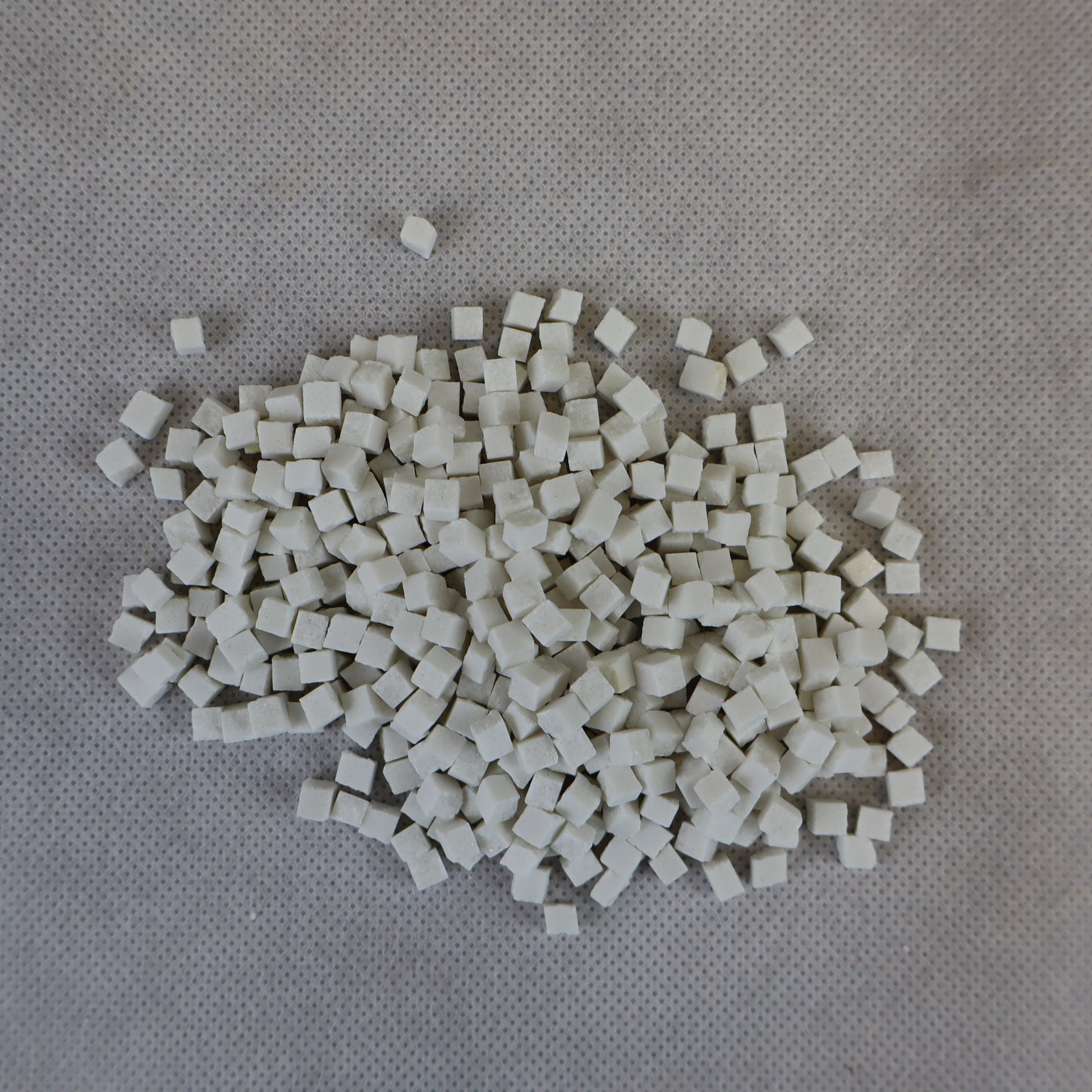 Mucchietto di sanpietrini bianchi dimensioni 4x4 mm.