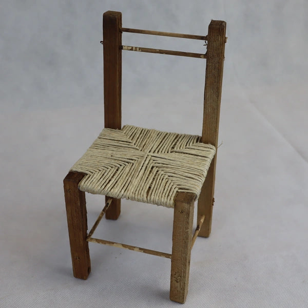 Sedia rustica in miniatura in legno grezzo e paglia naturale vista frontale