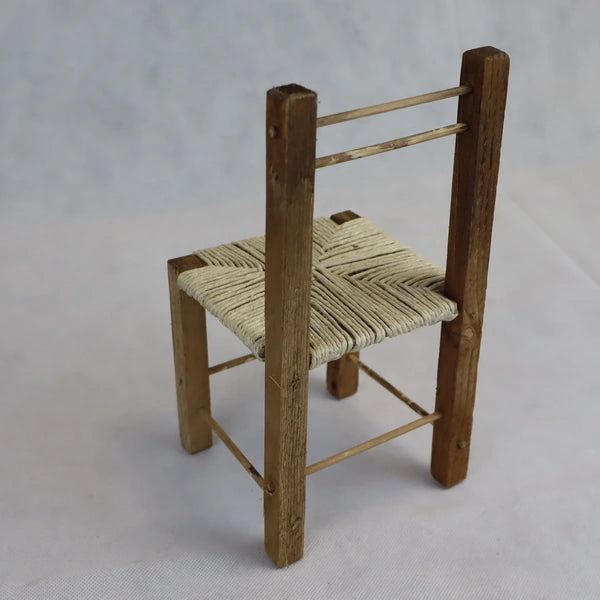 Sedia rustica in miniatura in legno grezzo e paglia naturale vista laterale destra