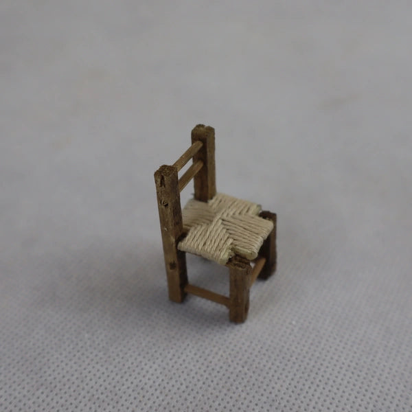 Sedia rustica in miniatura in legno grezzo e paglia naturale dettaglio laterale