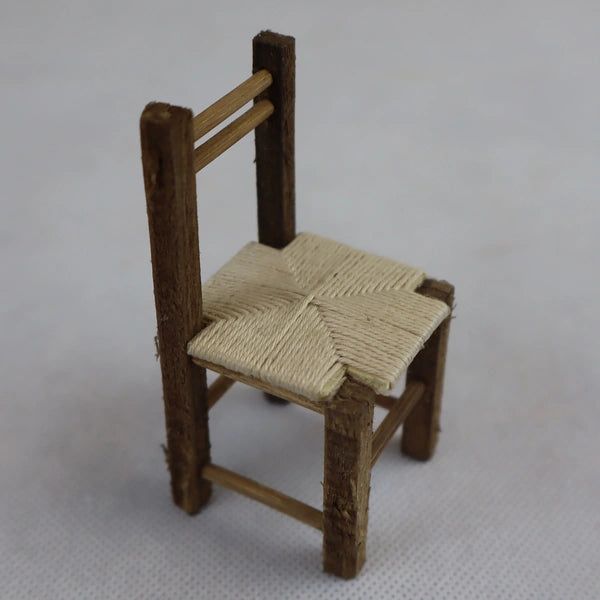 Sedia rustica in miniatura in legno grezzo e paglia naturale vista posteriore