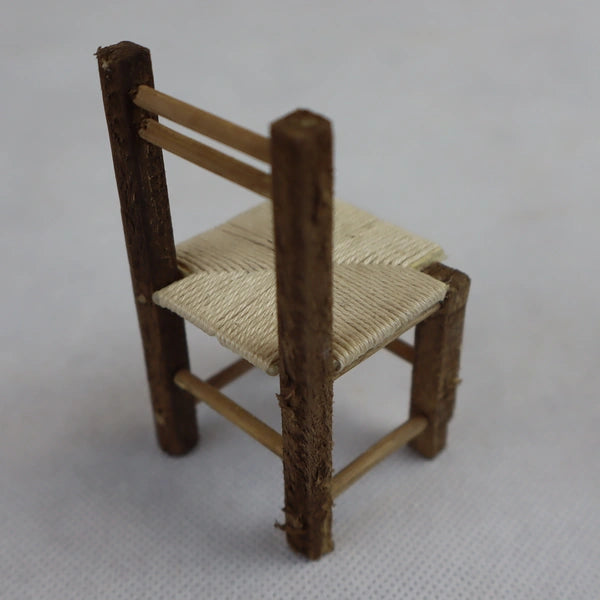 Sedia rustica in miniatura in legno grezzo e paglia naturale dettaglio struttura