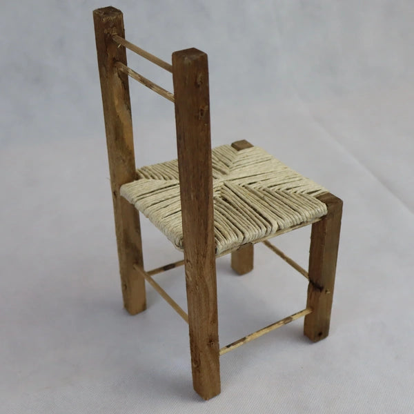 Sedia rustica in miniatura in legno grezzo e paglia naturale vista laterale