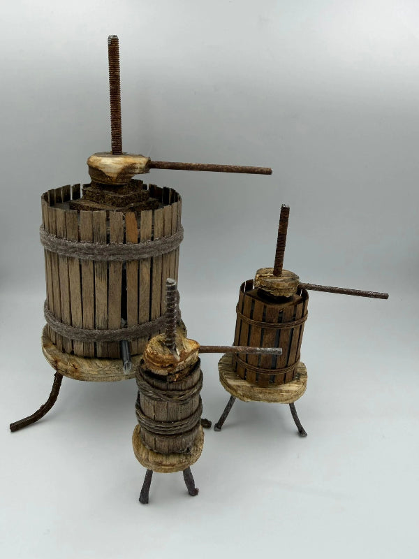 Torchio artigianale in miniatura in legno vista obliqua