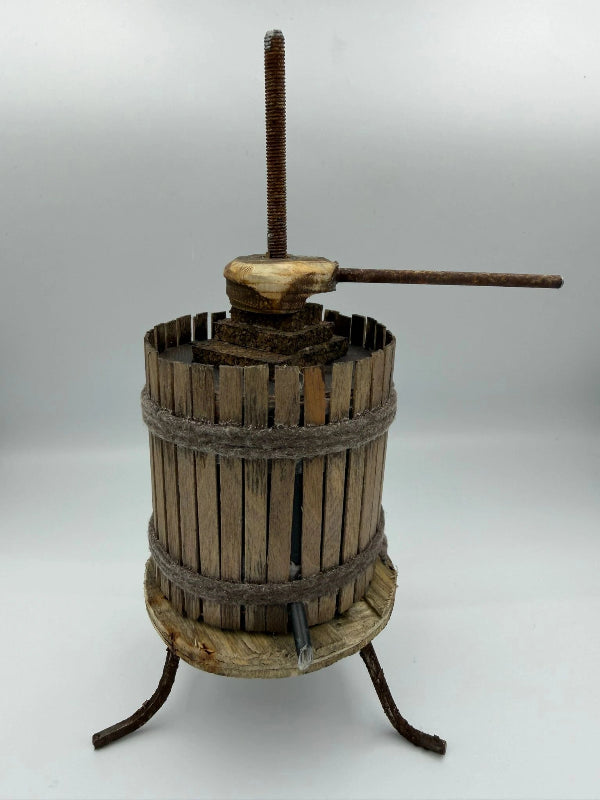 Torchio artigianale in miniatura in legno vista laterale