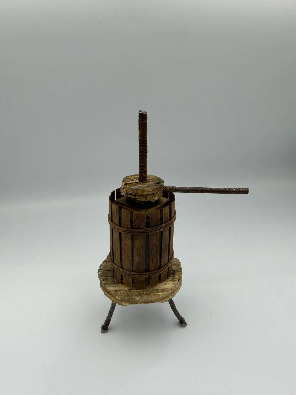 Torchio artigianale in miniatura in legno dettaglio struttura